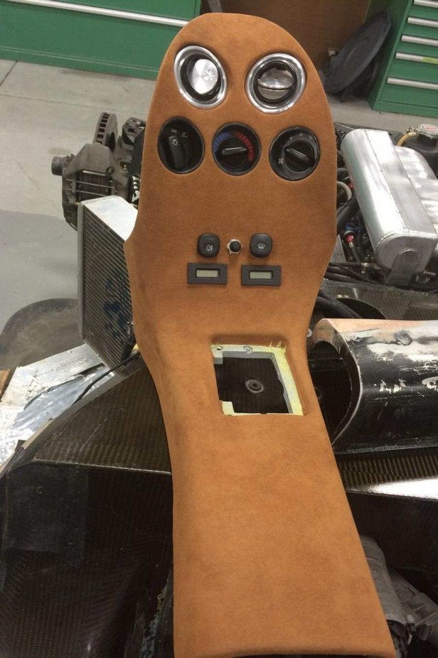 Детали создания Panoz Esperante GTR-1 Road Car 1997 года  (фото 4 из 33)